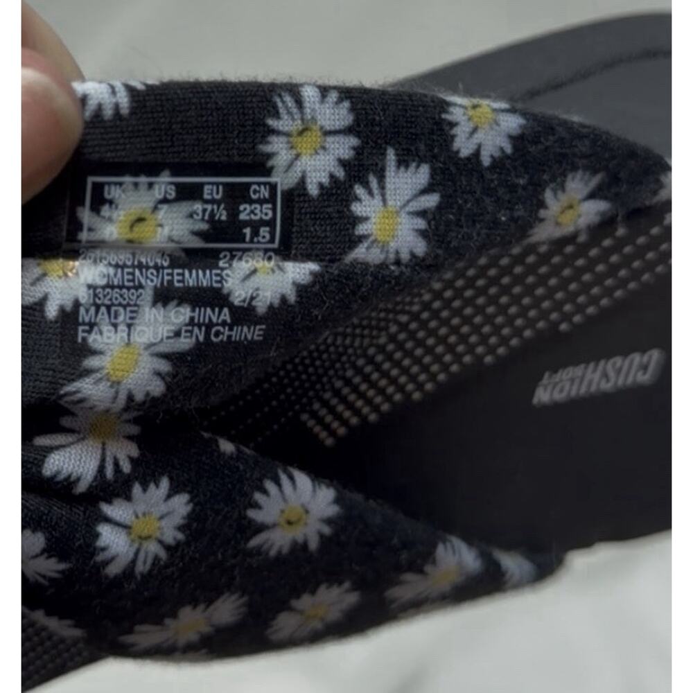 Clarks Cloudsteppers Black Daisy Print Flip Flops Thong Sandals Women's Size 7 M - Picture 7 of 7